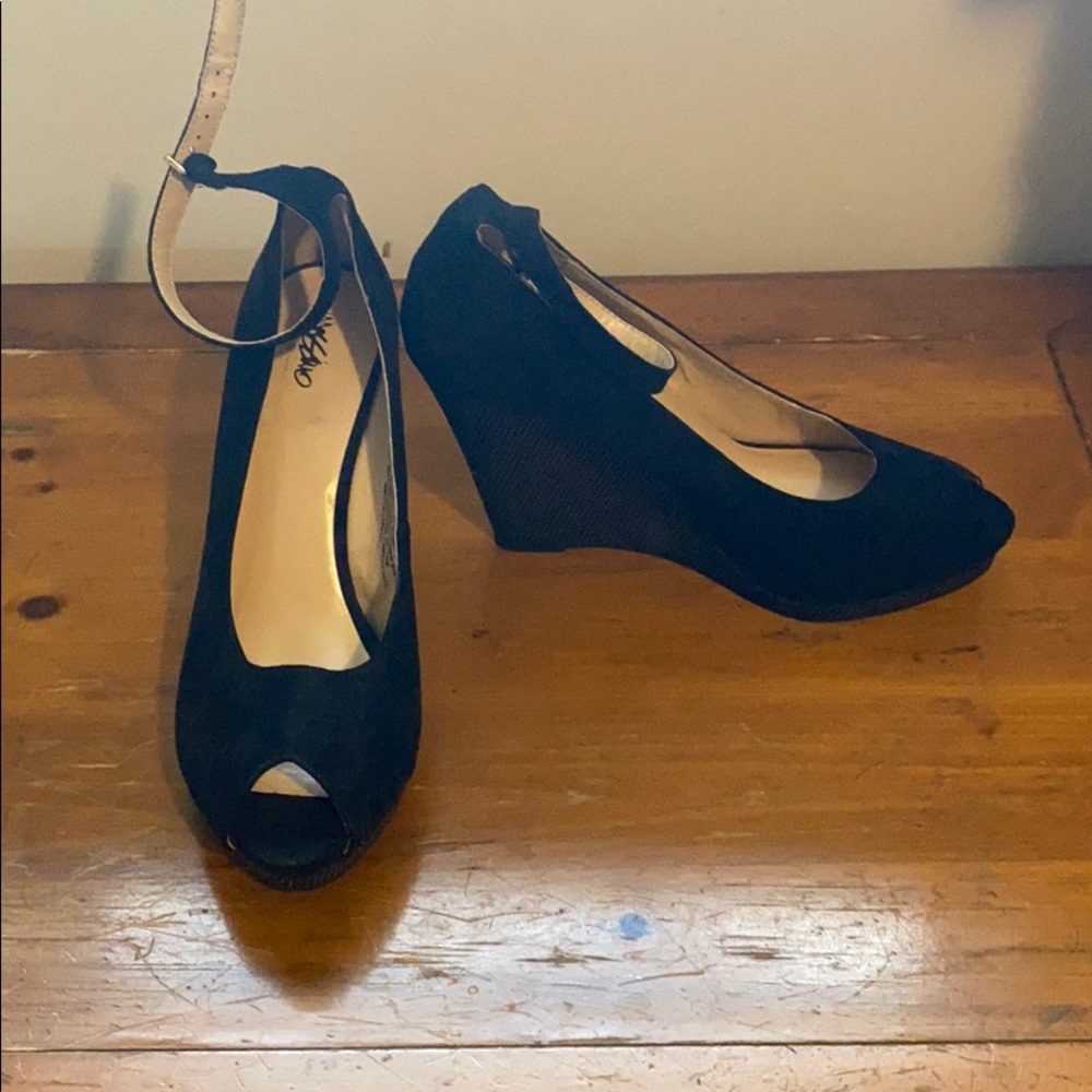 Black wedge heels